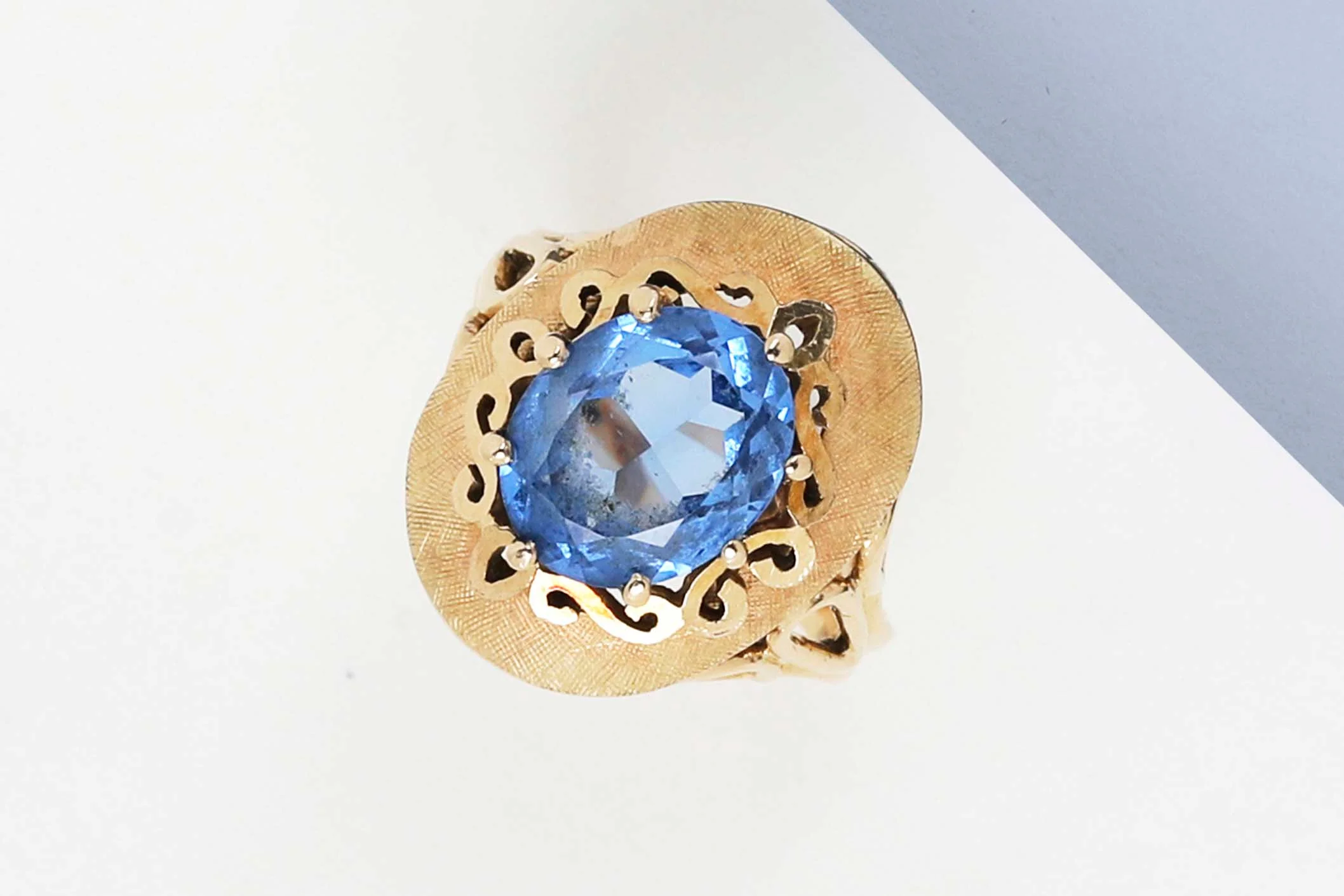 18 ct. Yellow Gold Ring - Topaz - Size 55