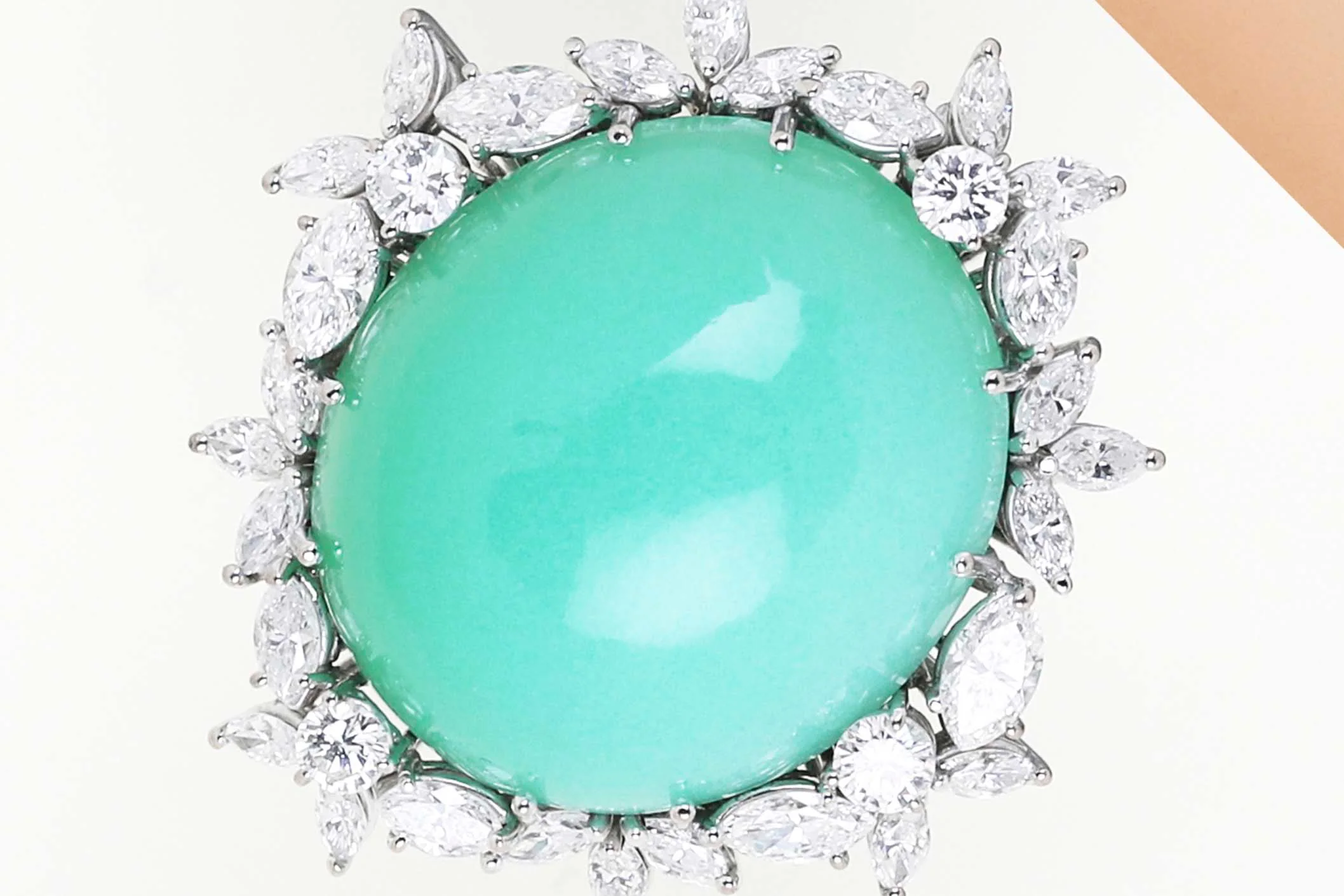 18ct. White Gold Ring - Size 56 - Chrysopraas - 4 Round Cut Diamonds - 20 Small Navette Cut Diamonds - 8 Big Navette Cut Diamonds
