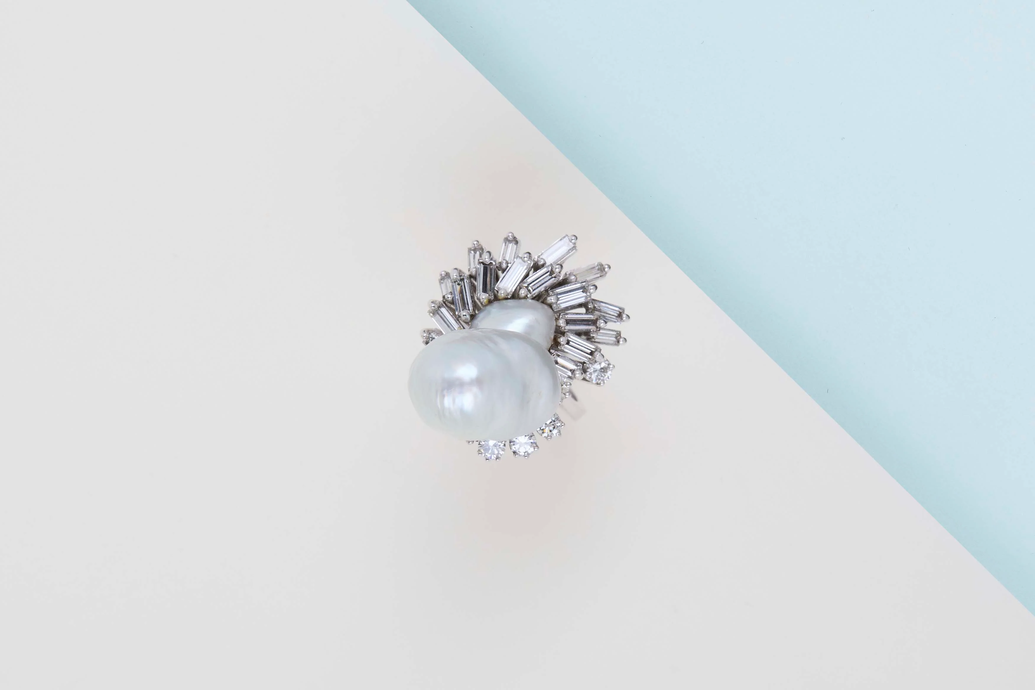 18ct. White Gold Ring - Size 55 - Biwa Leak Pearl - 8 Round Cut Diamonds - 17 Baguettes Diamonds - Image 2