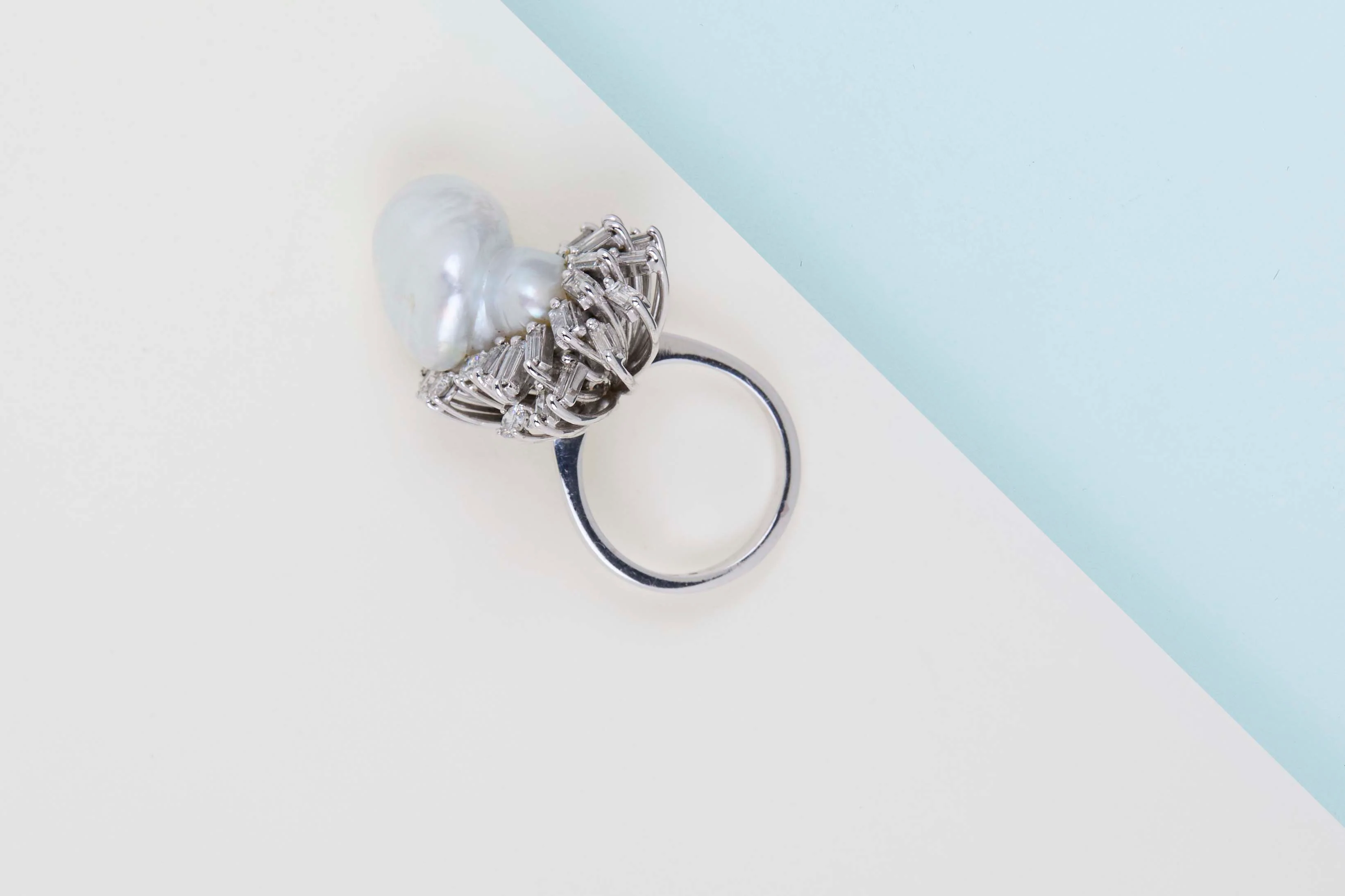 18ct. White Gold Ring - Size 55 - Biwa Leak Pearl - 8 Round Cut Diamonds - 17 Baguettes Diamonds - Image 3
