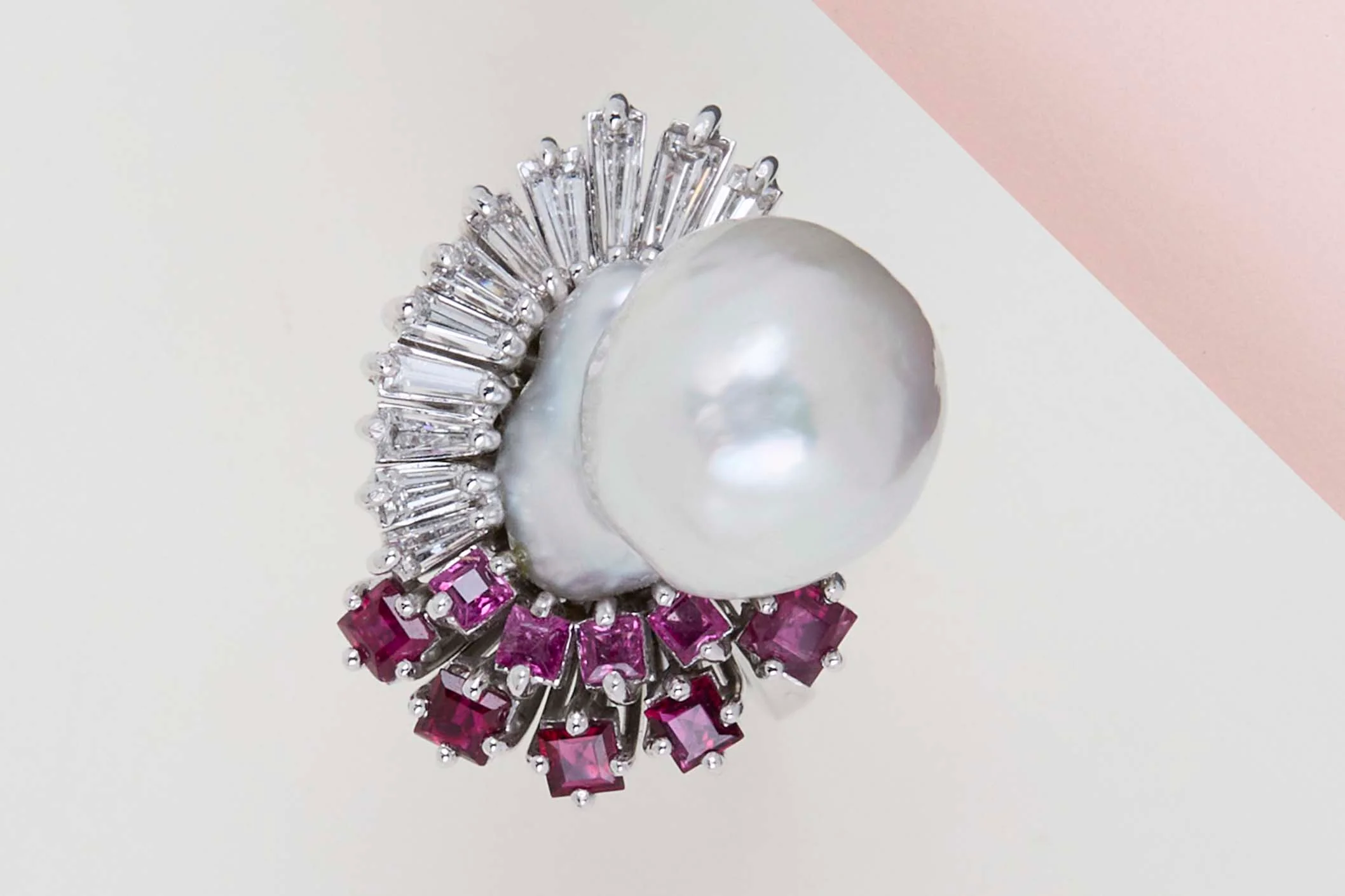 18ct. White Gold Ring - Size 54 - Biwa Lake Pearl - 11 Trappist Diamonds - 9 Rubies Carre Facet