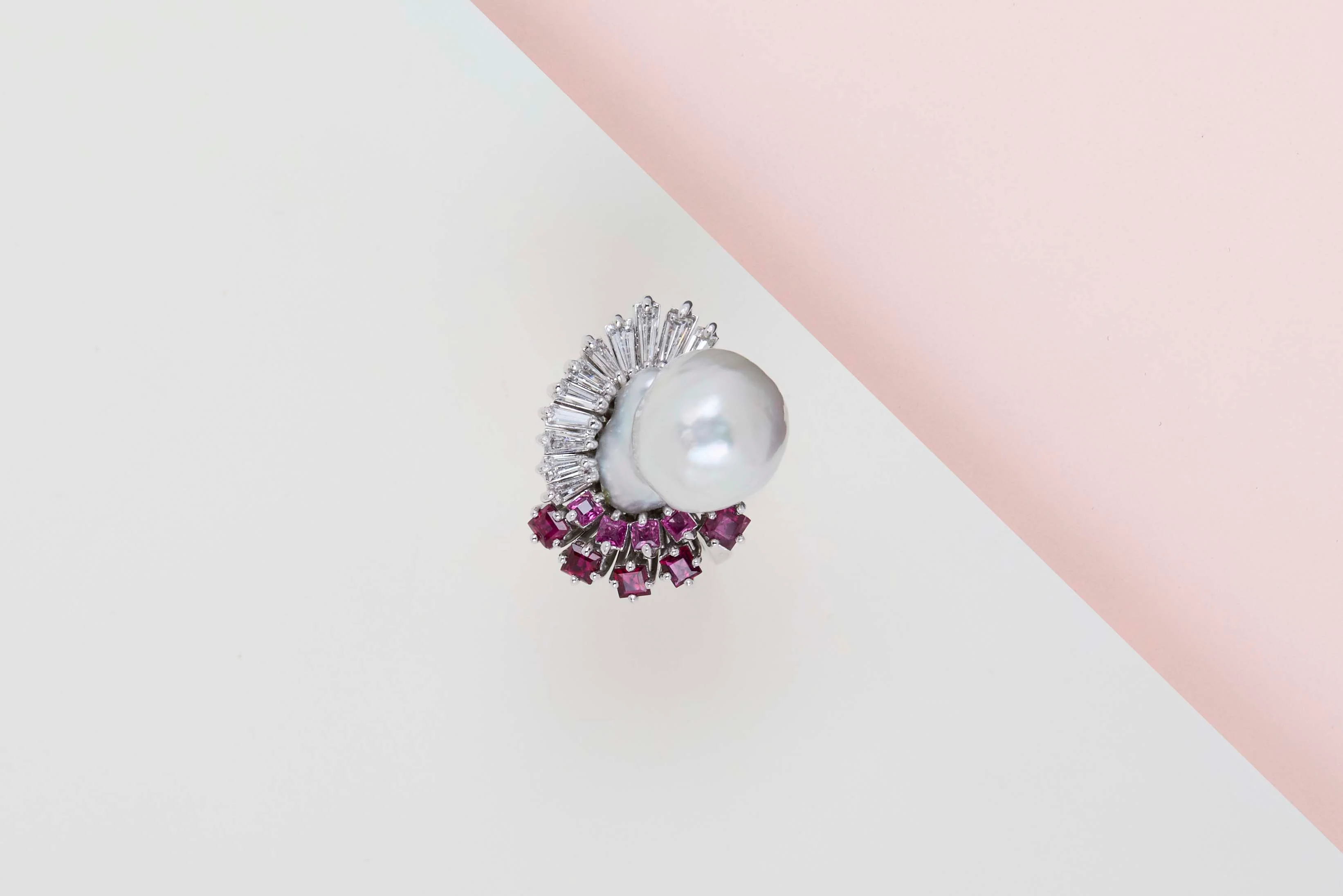 18ct. White Gold Ring - Size 54 - Biwa Lake Pearl - 11 Trappist Diamonds - 9 Rubies Carre Facet - Image 2