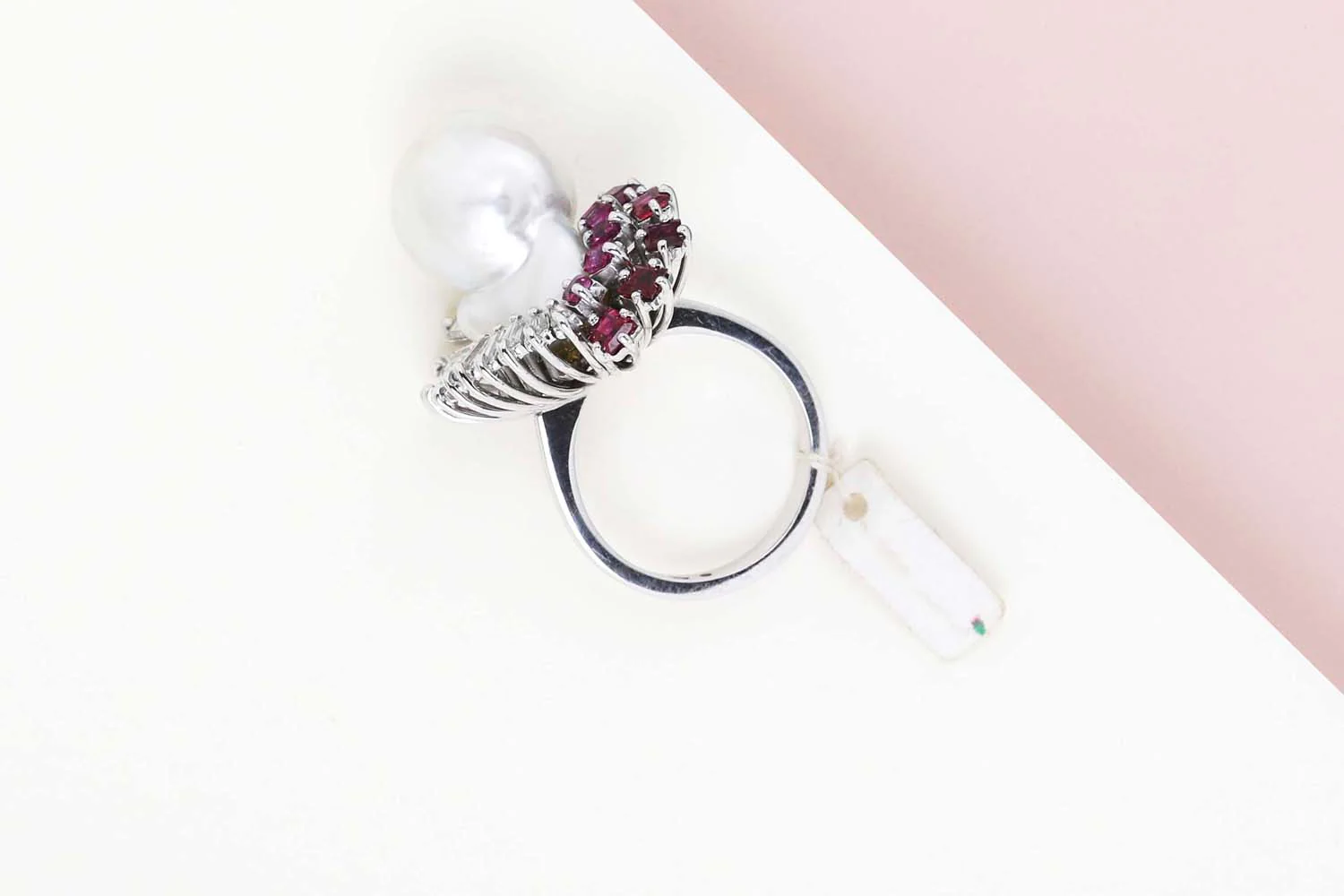 18ct. White Gold Ring - Size 54 - Biwa Lake Pearl - 11 Trappist Diamonds - 9 Rubies Carre Facet - Image 3