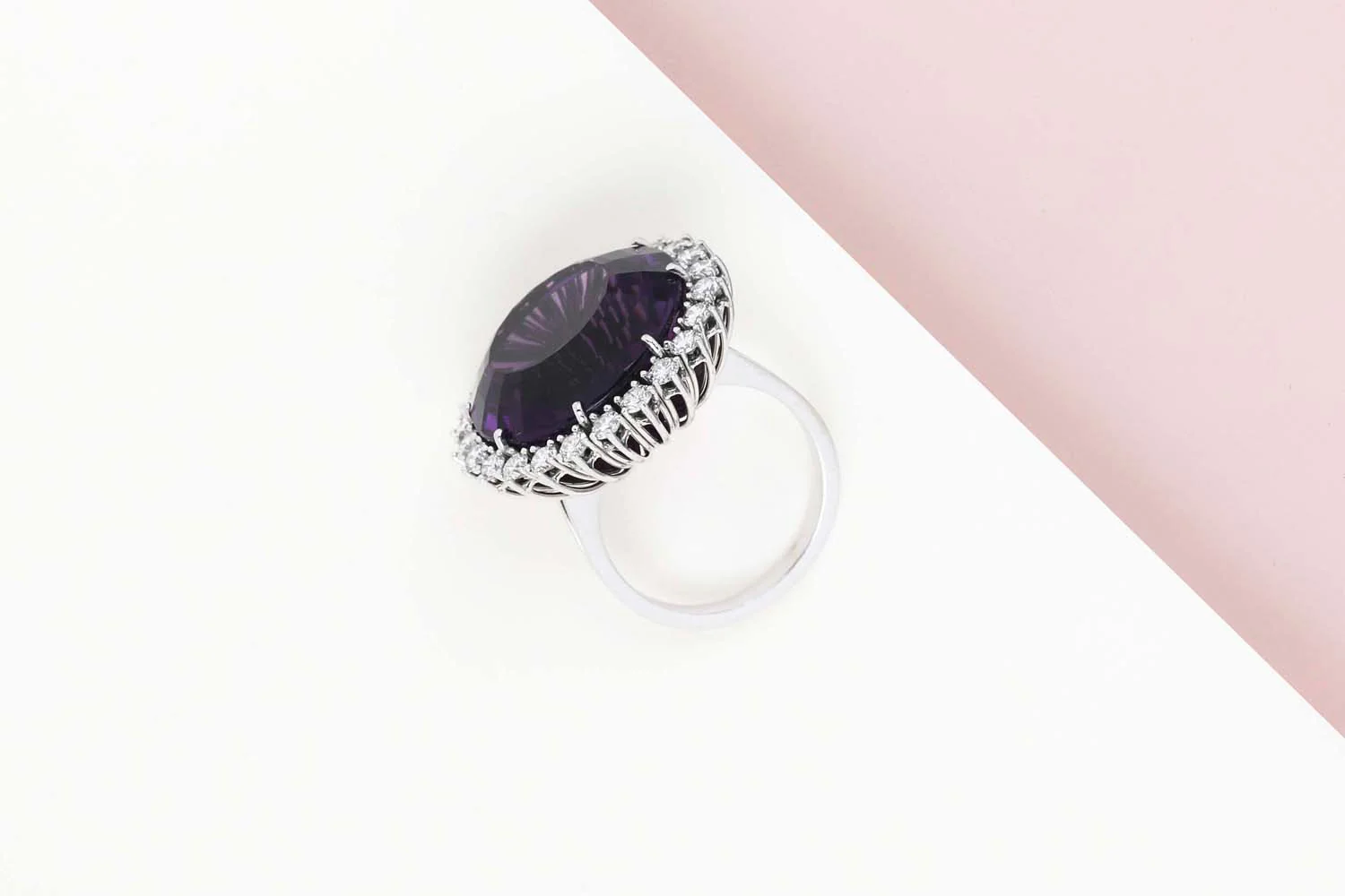 18ct. White Gold Ring - Size 59 - Amethyst - 24 Diamonds - Image 3