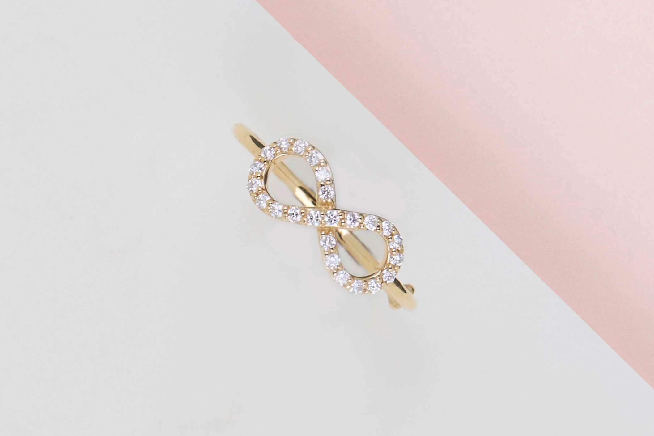 18ct. Yellow Gold Ring - Diamonds - Size 53