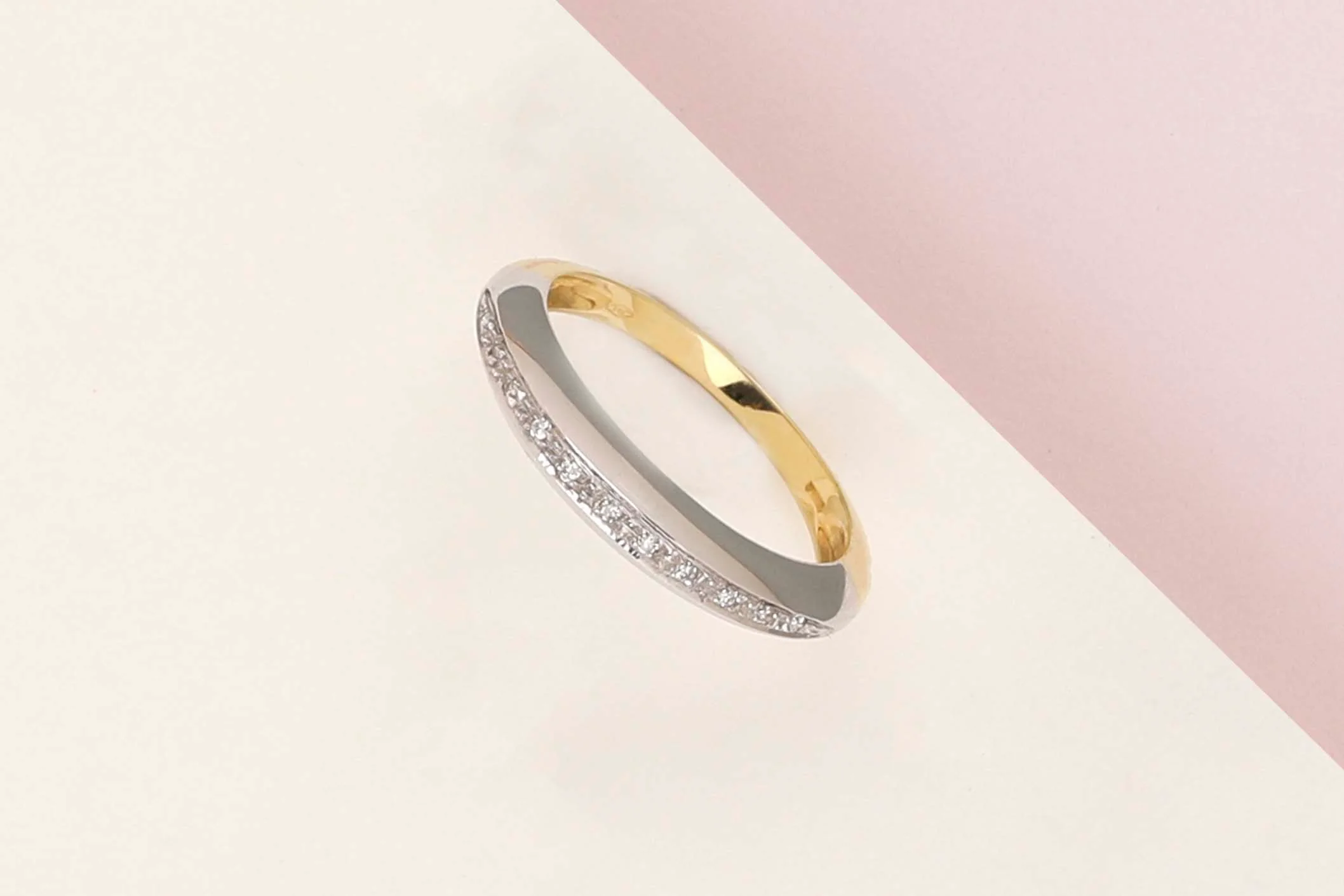 18ct. Yellow & White Gold Ring - Diamonds - Size 58