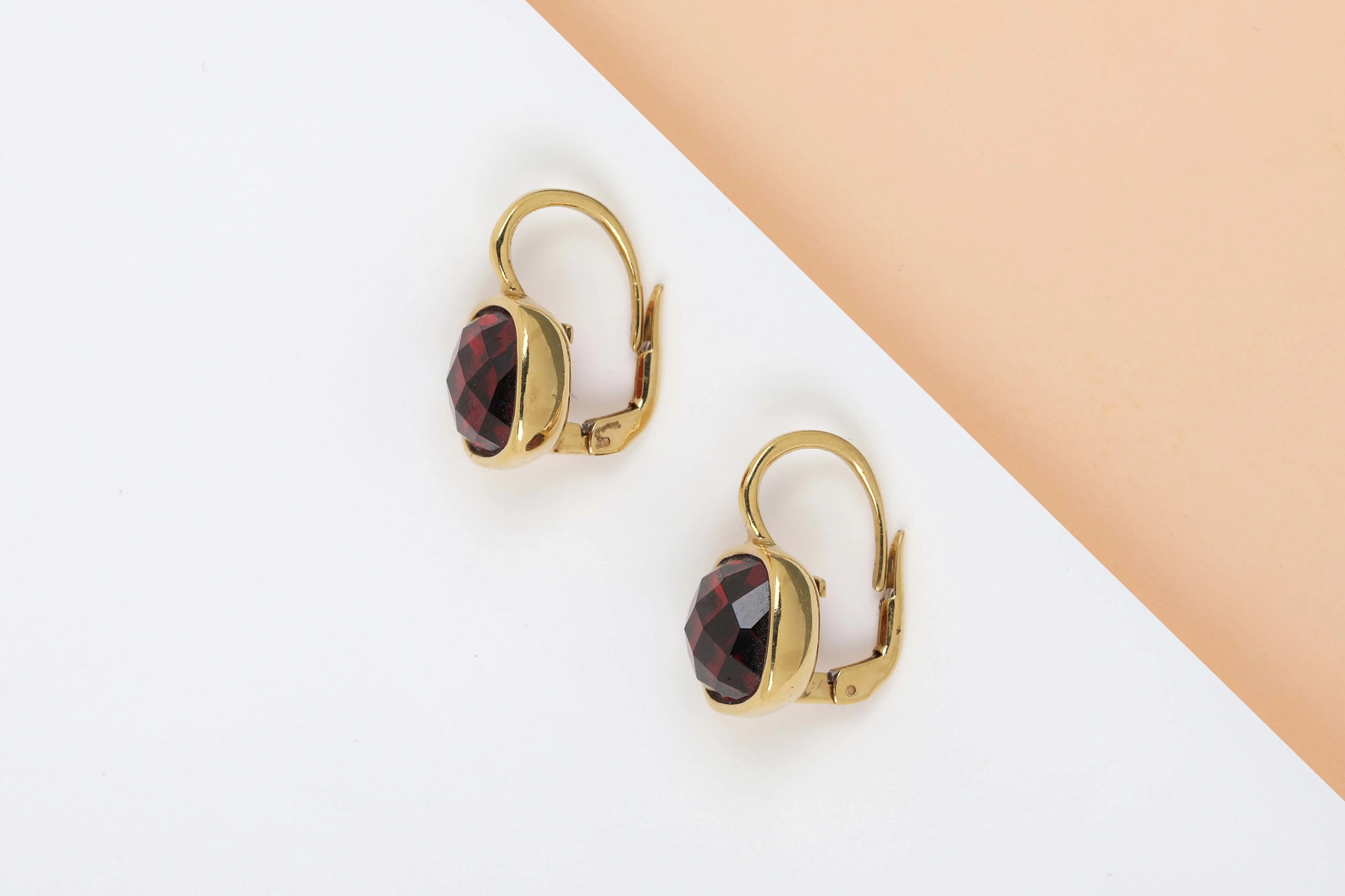 18 ct. Yellow Gold Earrings - Garnet - Image 2