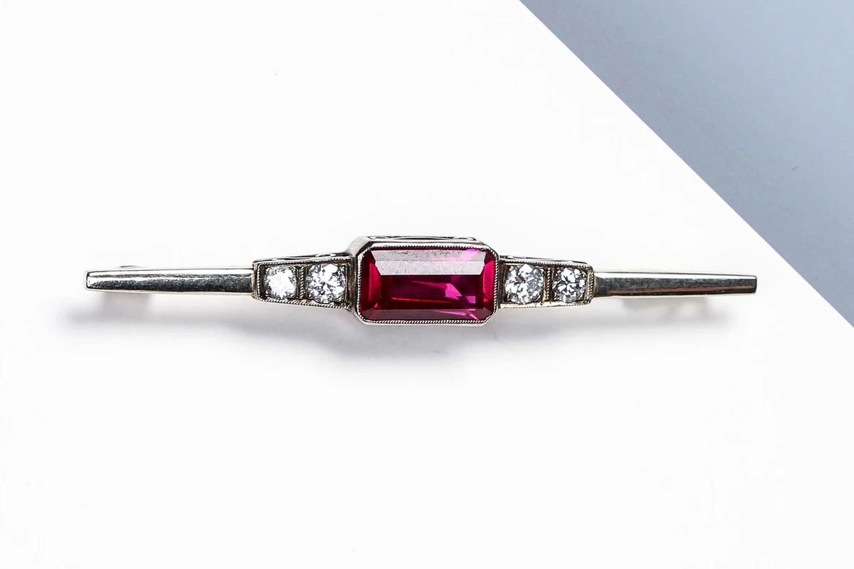 14 ct. White Gold Brooch - Diamonds - Synthetic Ruby