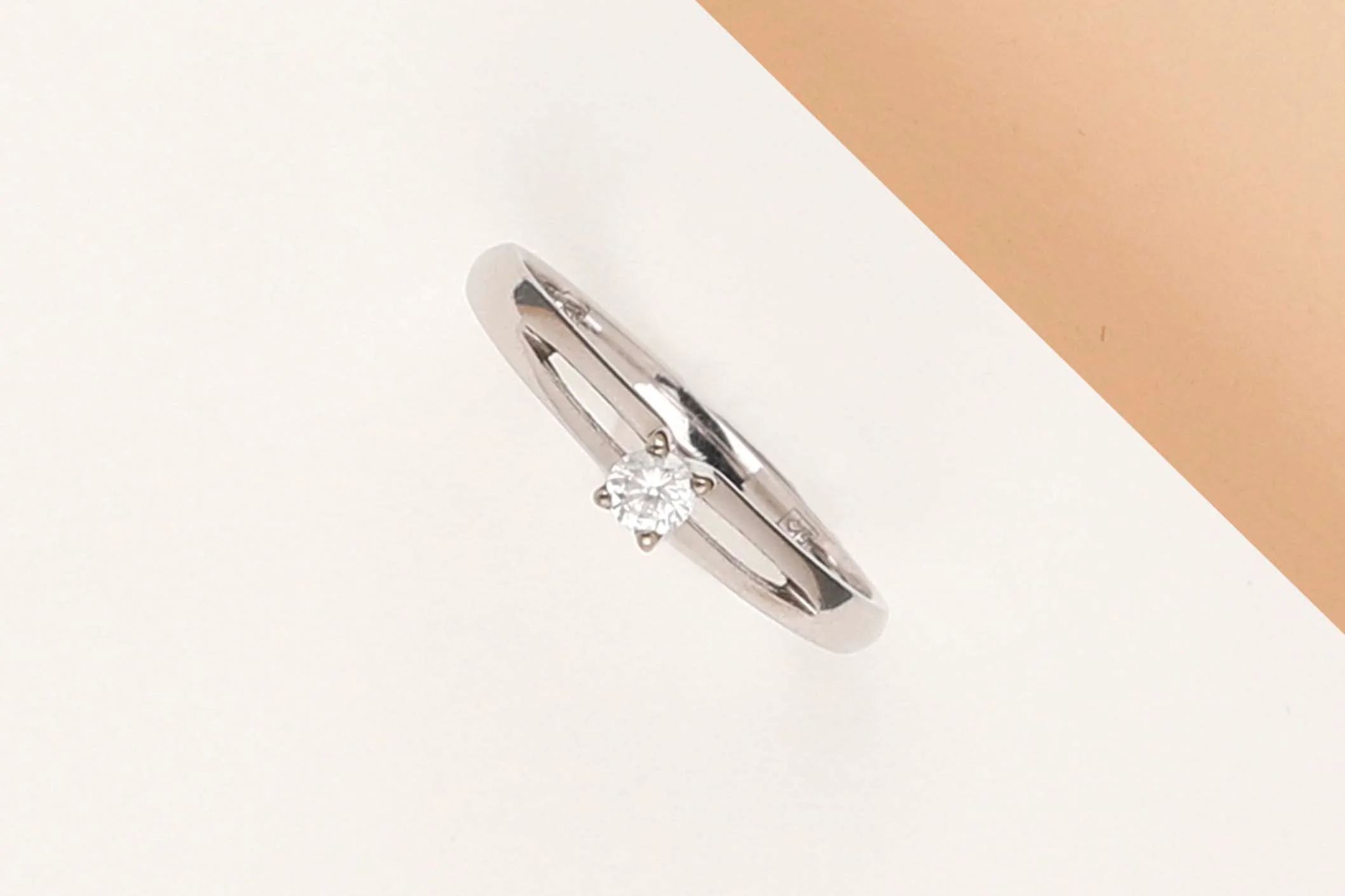 18 ct. White Gold Ring - Zirconia - Size 53