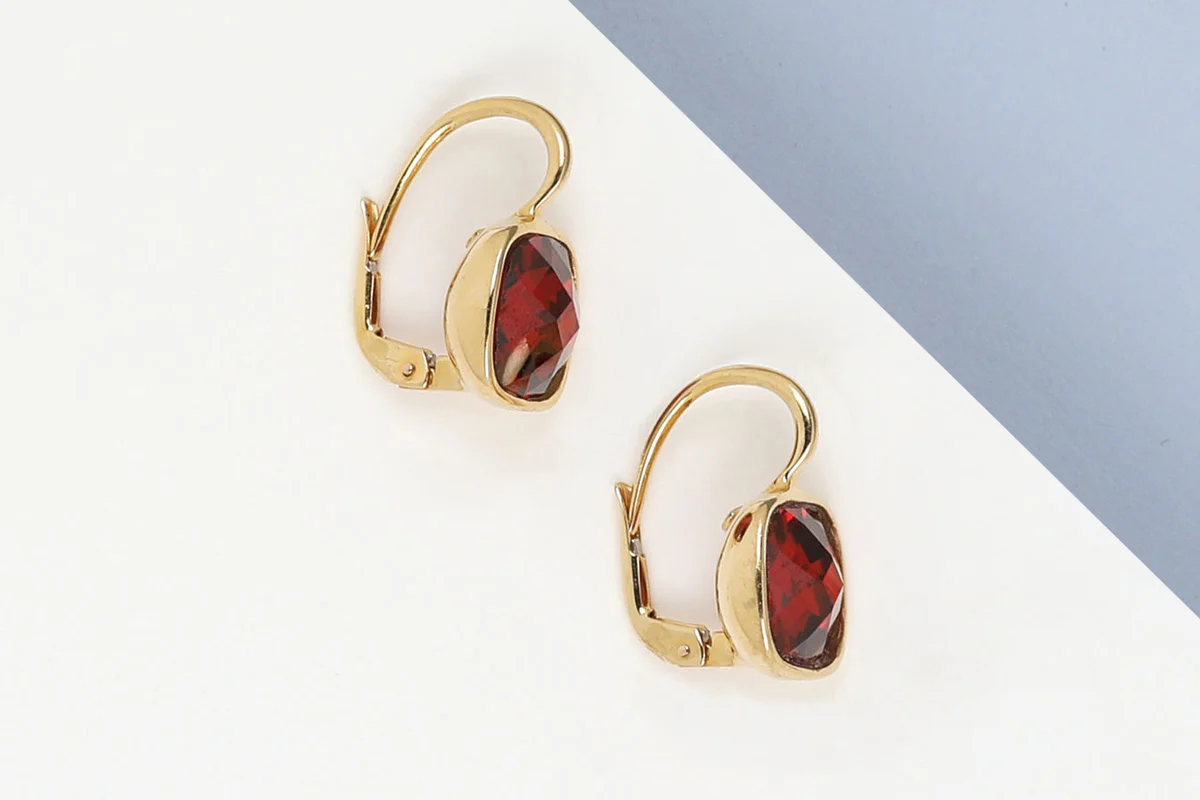 18 ct. Yellow Gold Earrings - Garnet - Image 2