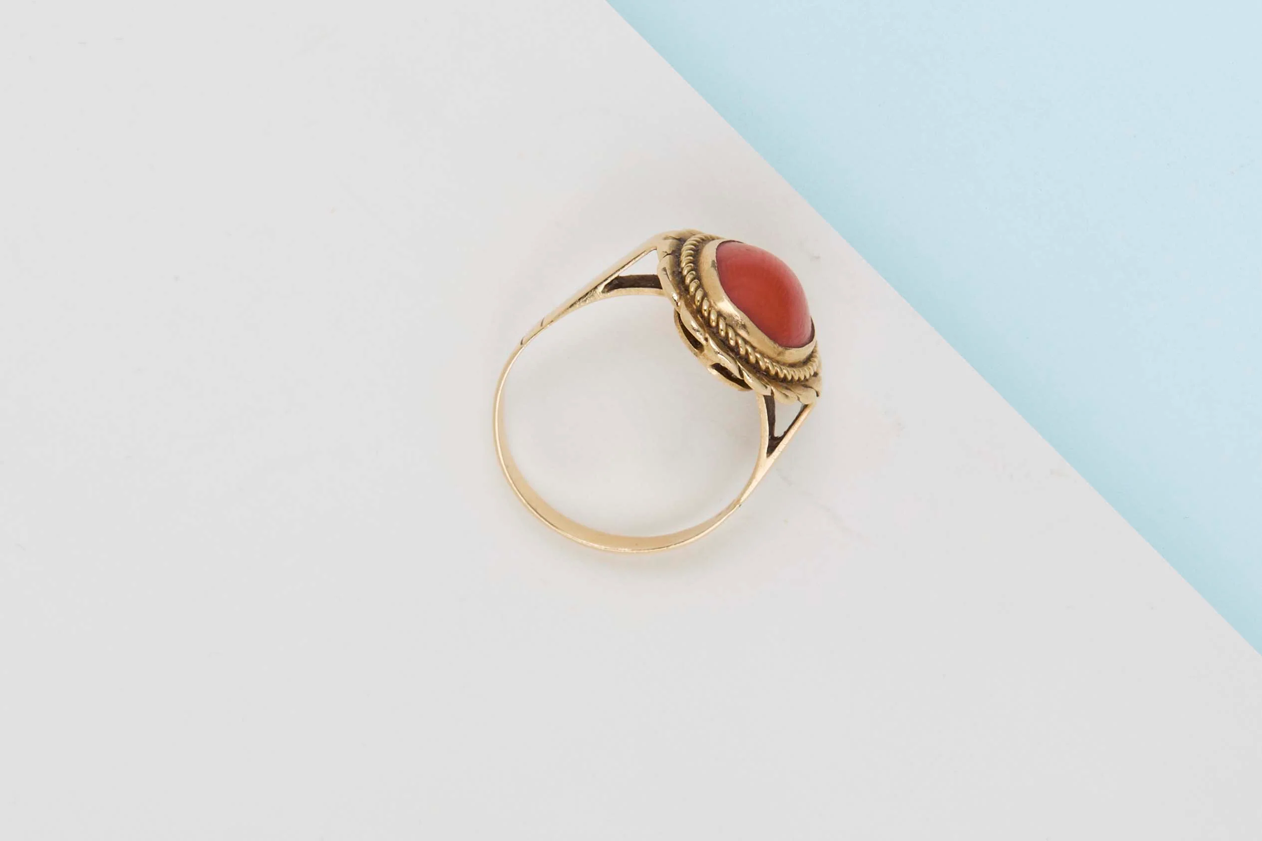 18 CT. Yellow Gold Ring - Blood Coral - Size 57 - Image 3