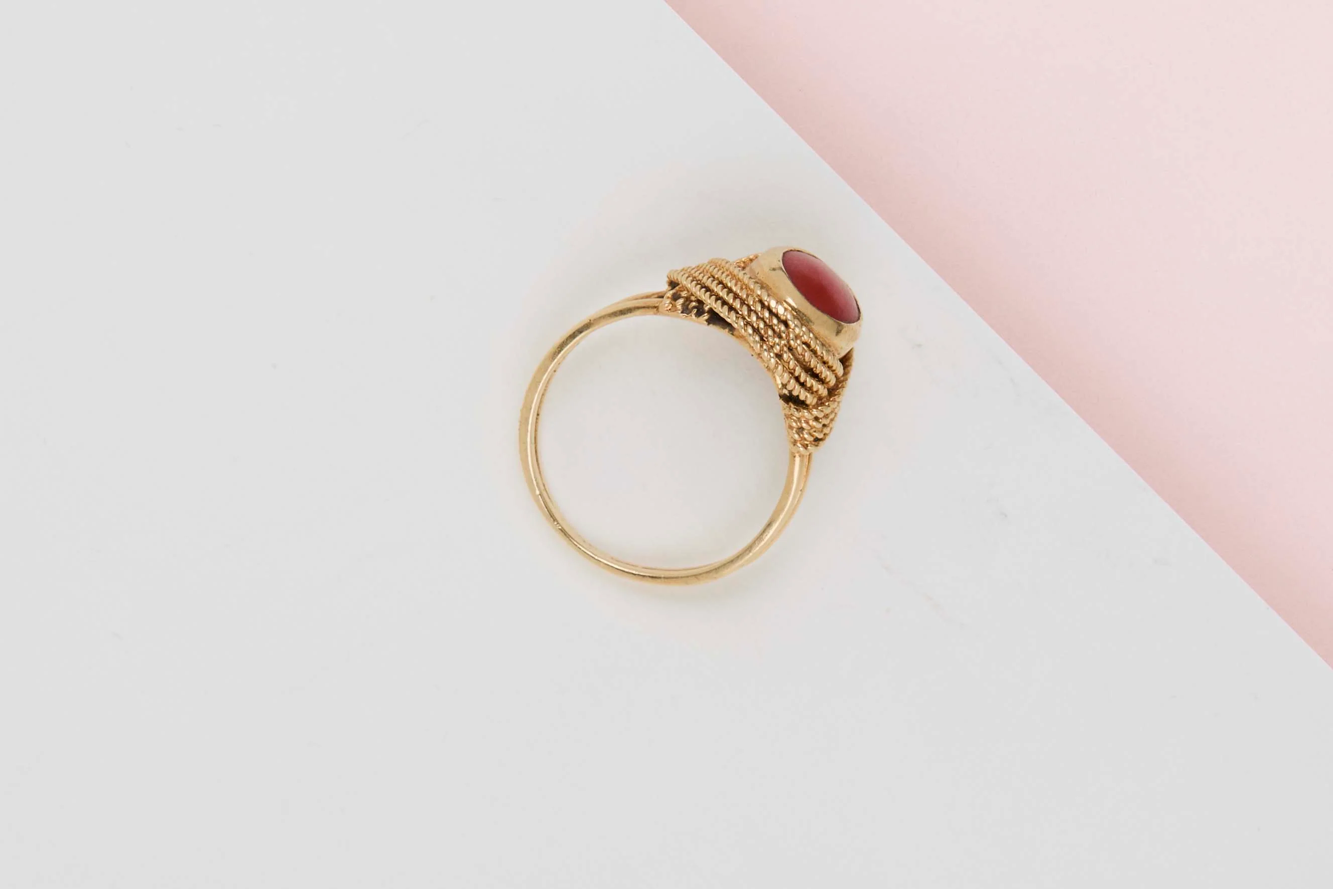 18 CT. Yellow Gold Ring - Blood Coral - Size 56 - Image 3