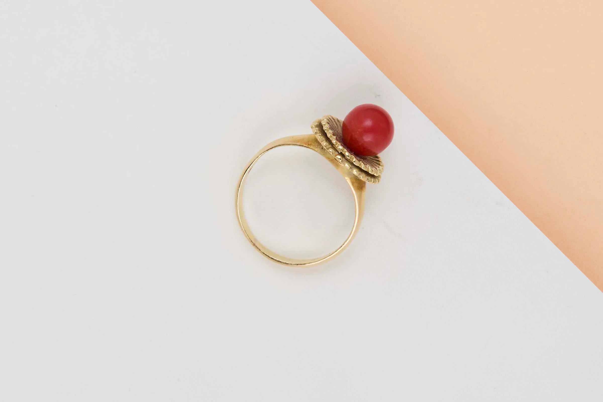 18 CT. Yellow Gold Ring - Blood Coral - Size 51 - Image 3