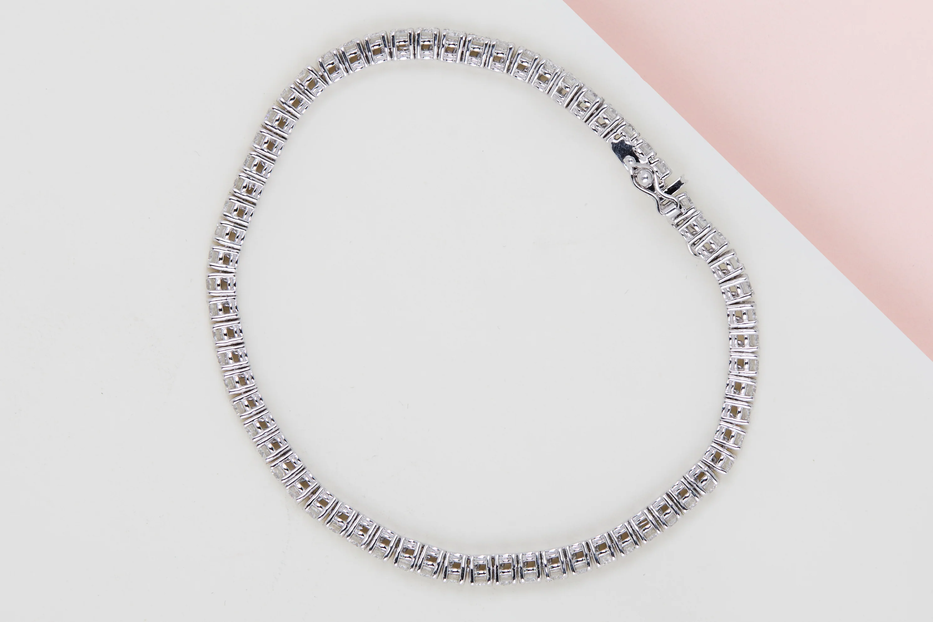 18ct. White Gold Tennis Bracelet - Diamonds - 19CM