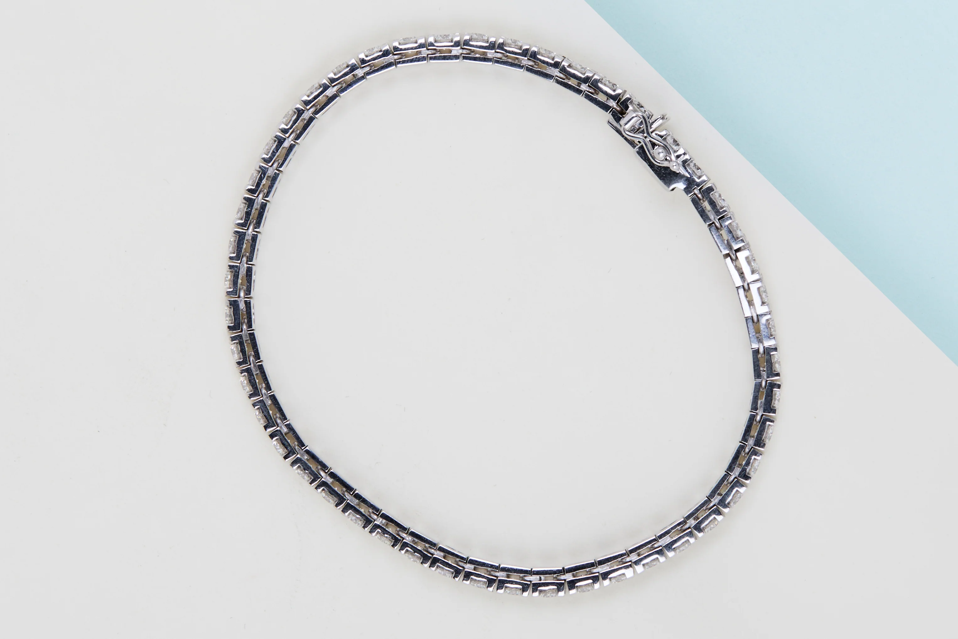 18ct. White Gold Tennis Bracelet - Diamonds - 19CM