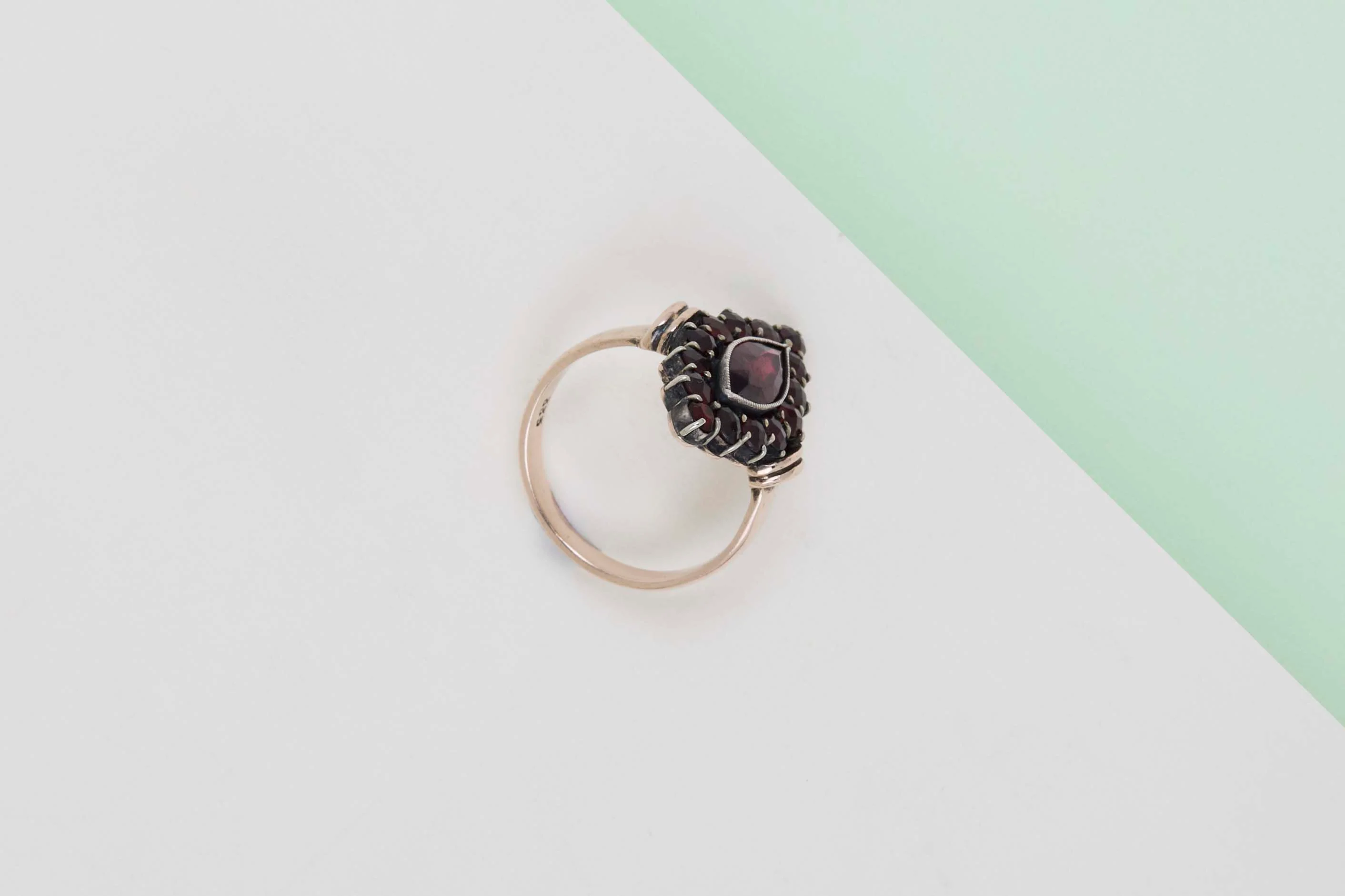 9ct. White Gold Ring - Garnet - Size 53 - Image 3