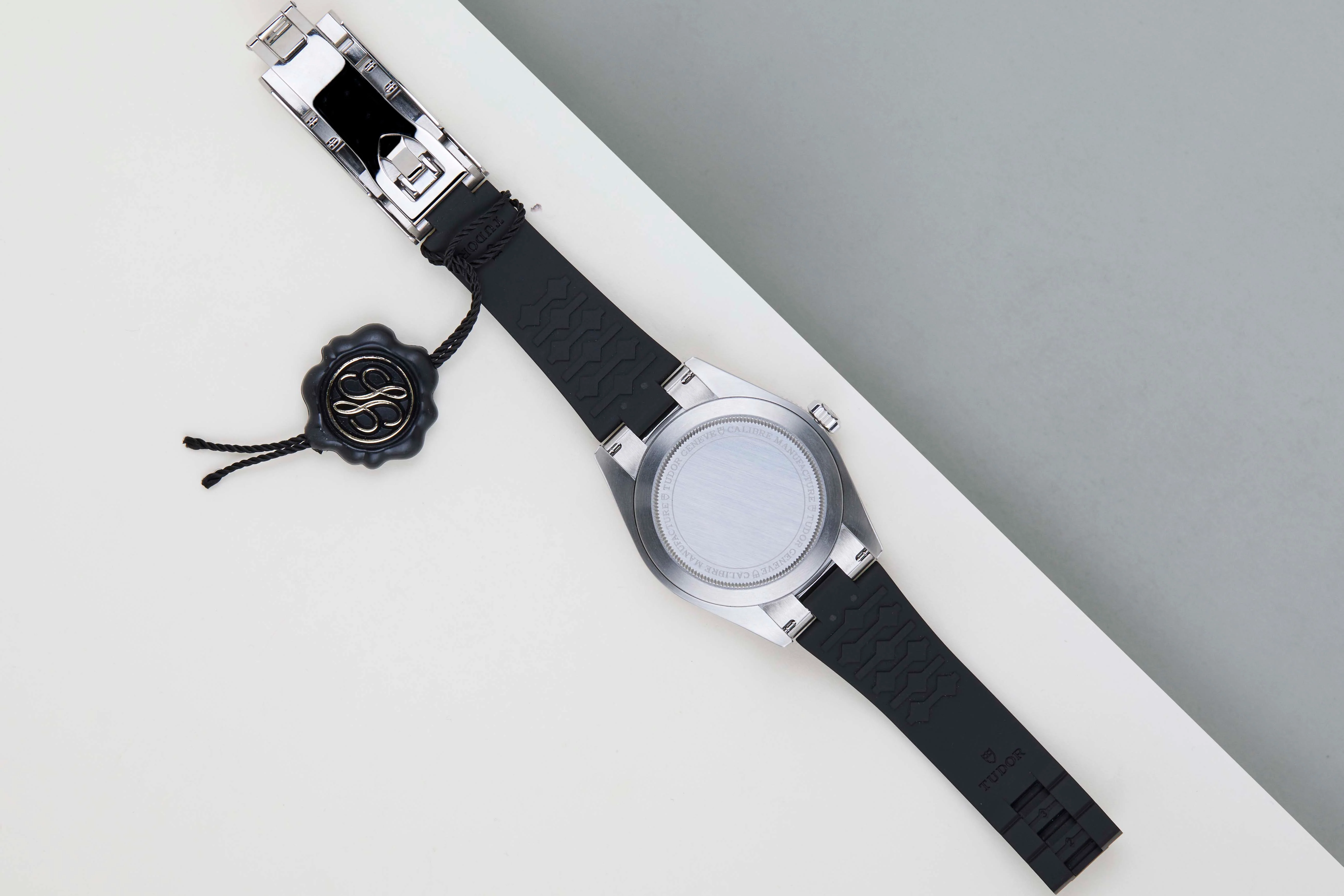 Black Bay 58 'Burgundy Dial - Rubber Strap' - Image 6