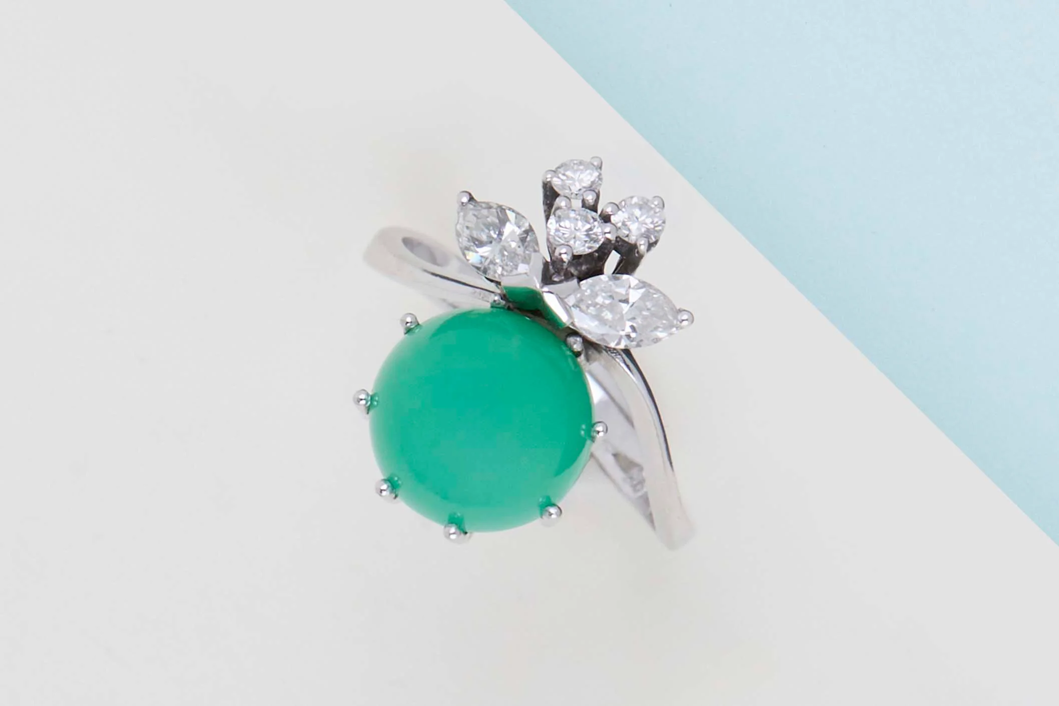 Ring - 18ct. White Gold - Chrysoprase & Diamonds - Size 55