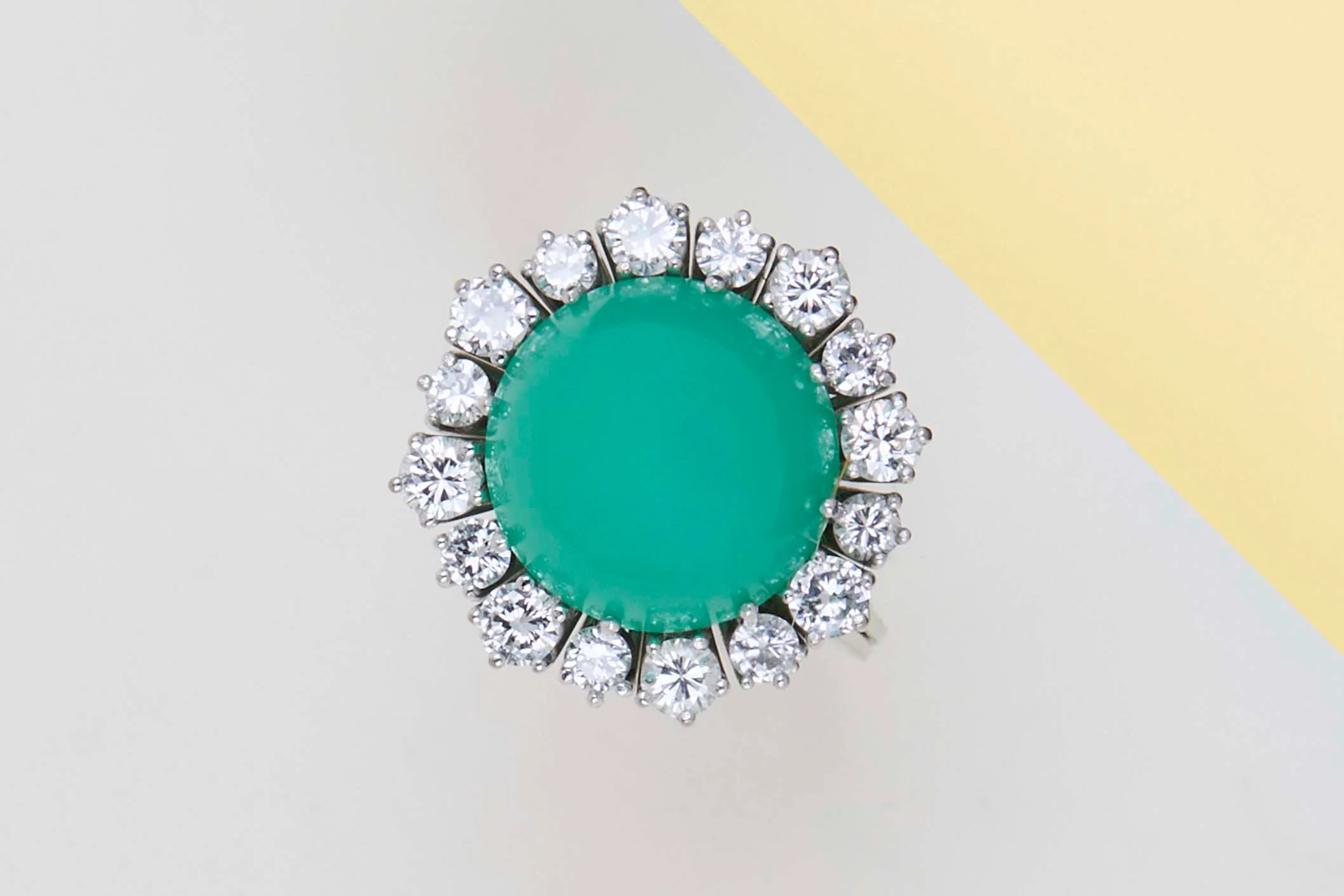 Ring - 18ct. White Gold - Chrysoprase & Diamonds - Size 50