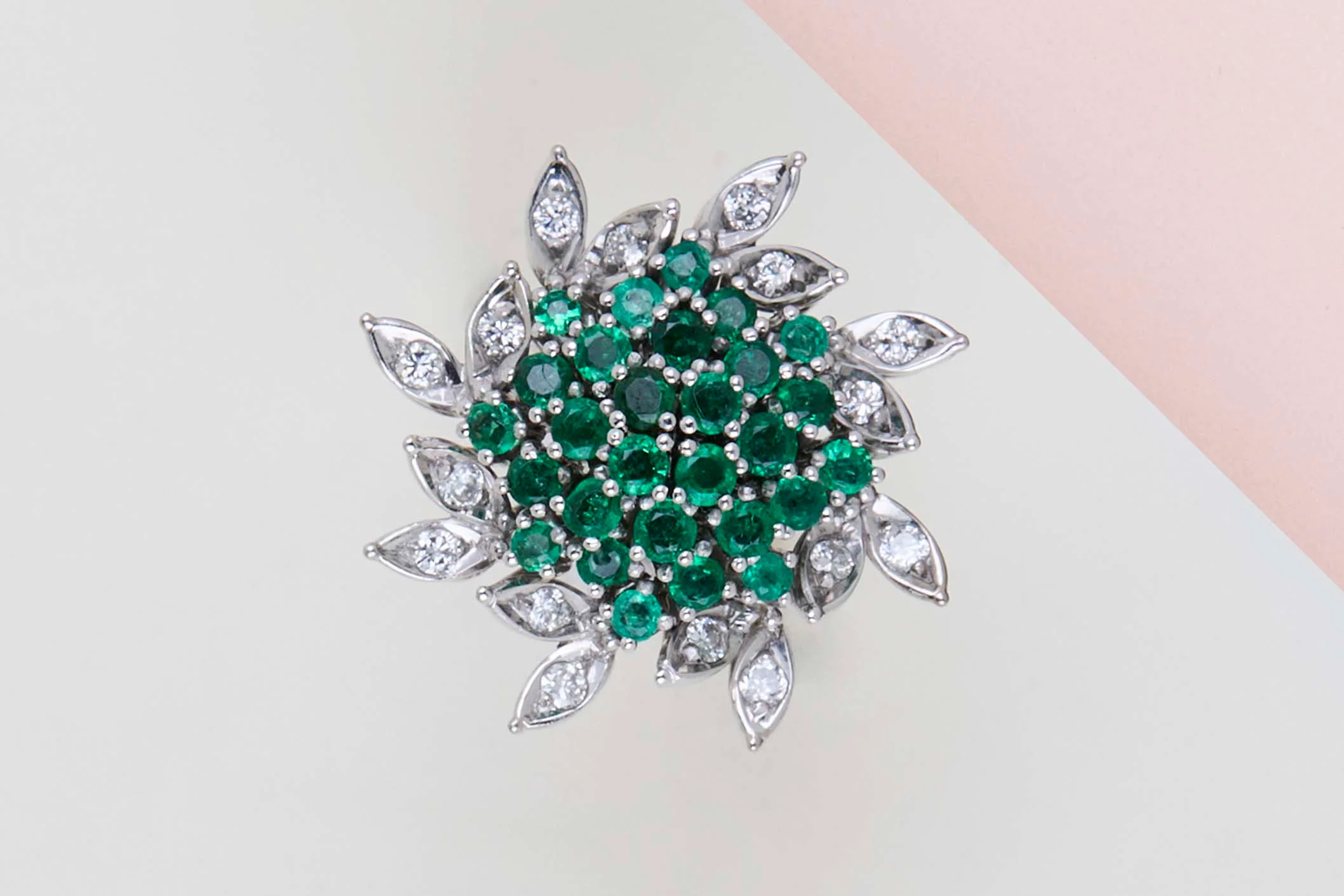 Ring - 18ct. White Gold - Emerald & Diamonds - Size 52